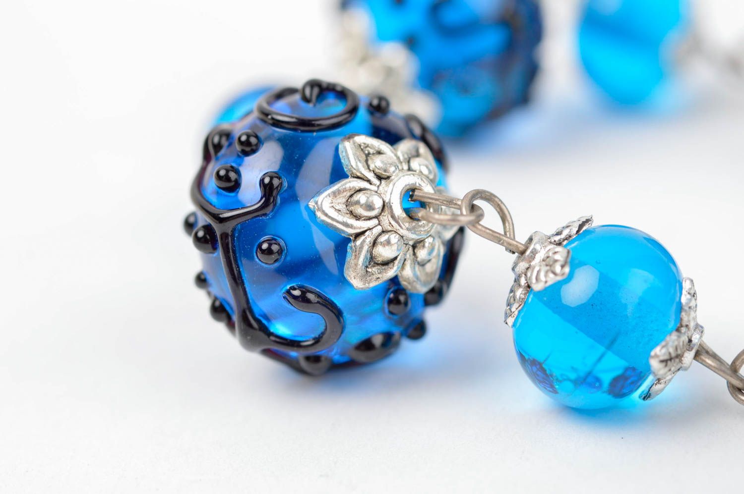 Art glass blue stylish handmade beaded bracelet on metal chain photo 5