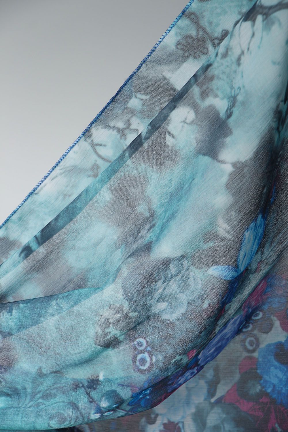 Blauer Schal aus Seide foto 3