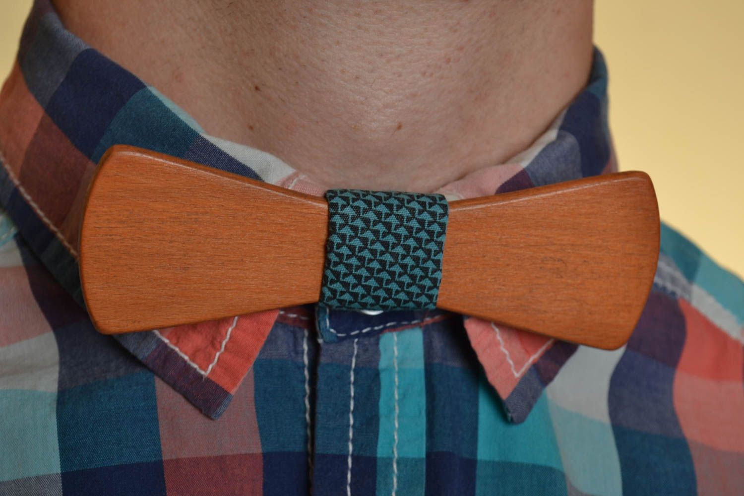 Деревянный галстук-бабочка с тканевым ремешком с принтом ручной работы фото 1