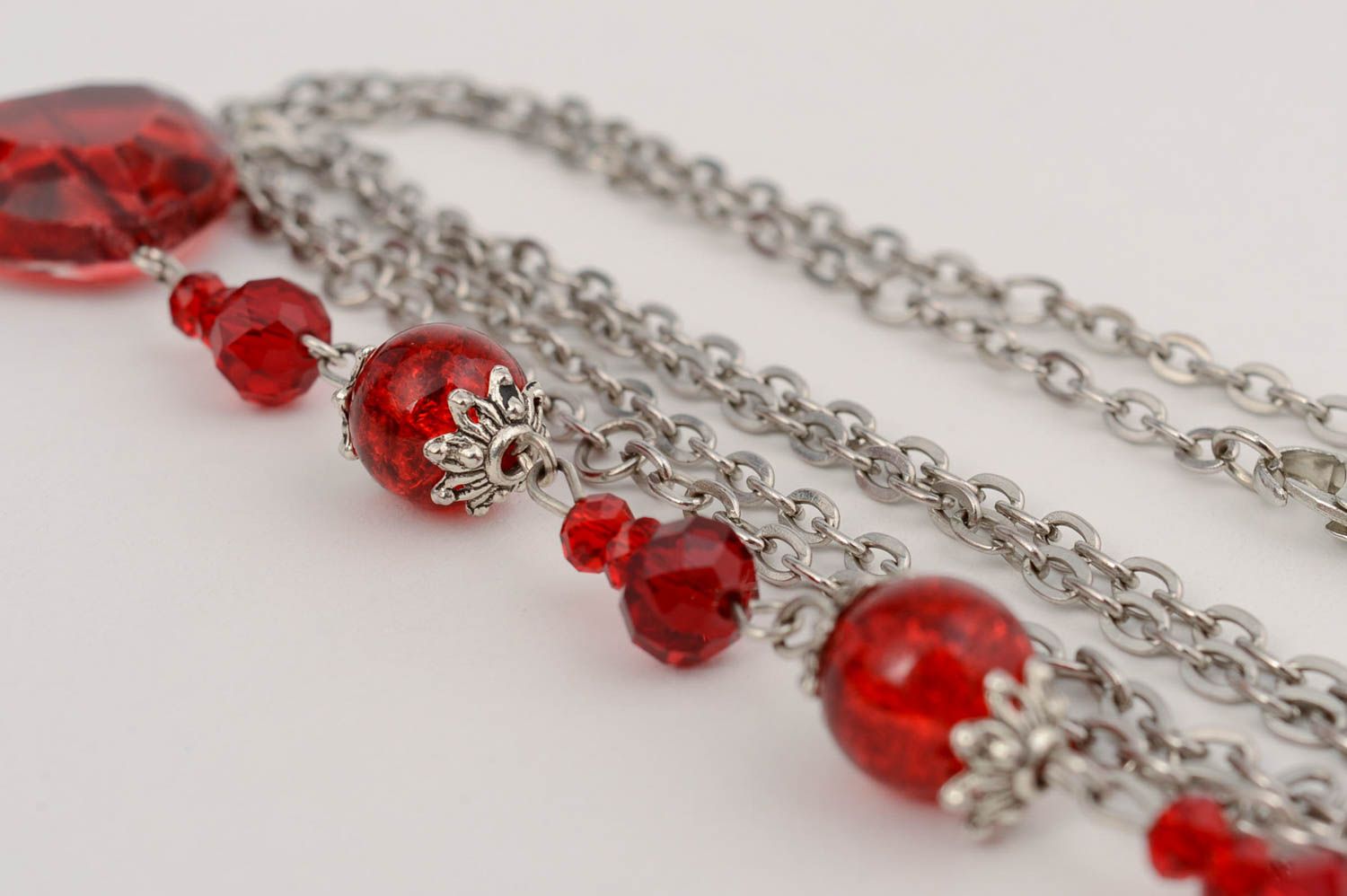 Joli pendentif en cristal tchèque long sur chaînette fait main avec cœur rouge photo 4