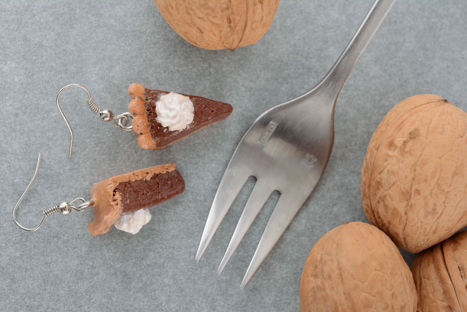 Boucles d'oreilles en argile polymère faites main Gâteau au chocolat accessoire photo 1