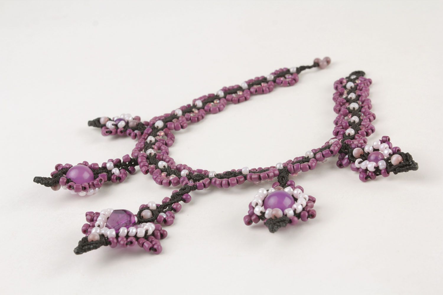 Плетеное ожерелье из бисера и ниток  фото 3