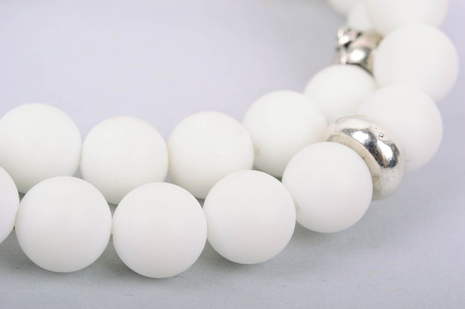 Белые браслеты из натуральных камней с подвеской ручной работы для девушек фото 3