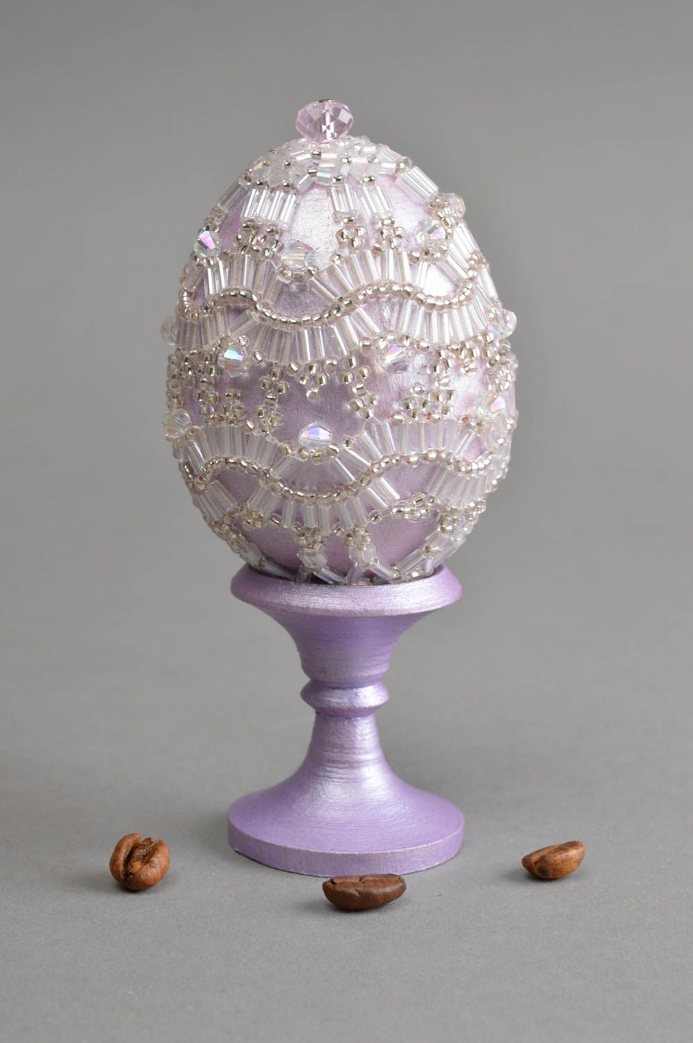 Оплетенное пасхальное яйцо ручной работы с бисером на подставке красивое фото 1