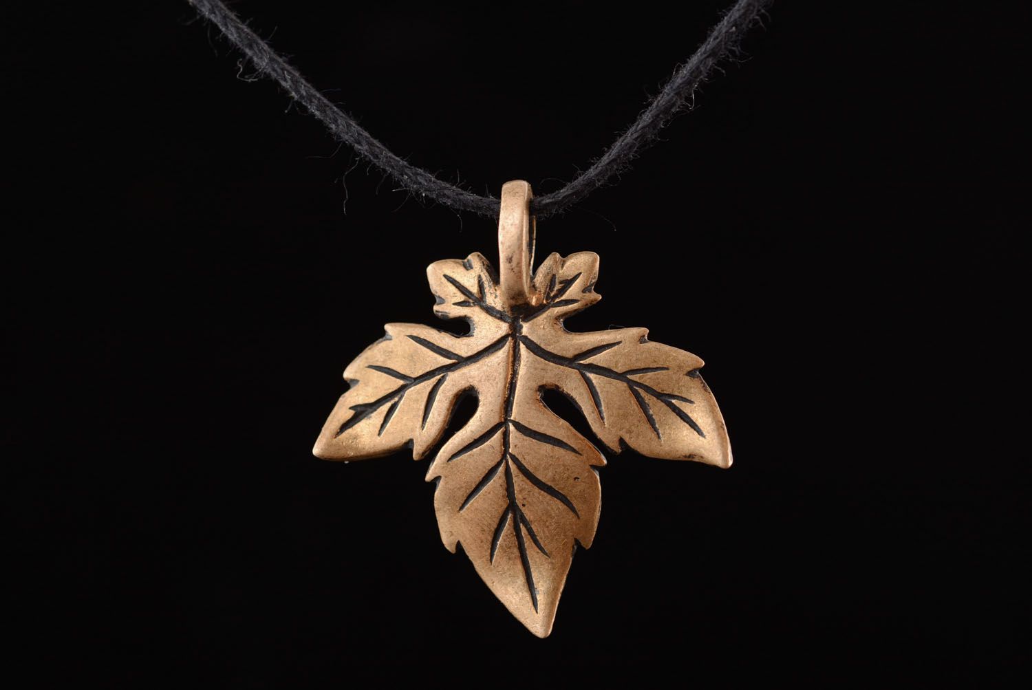 Bronze pendant in the shape of a leaf photo 3