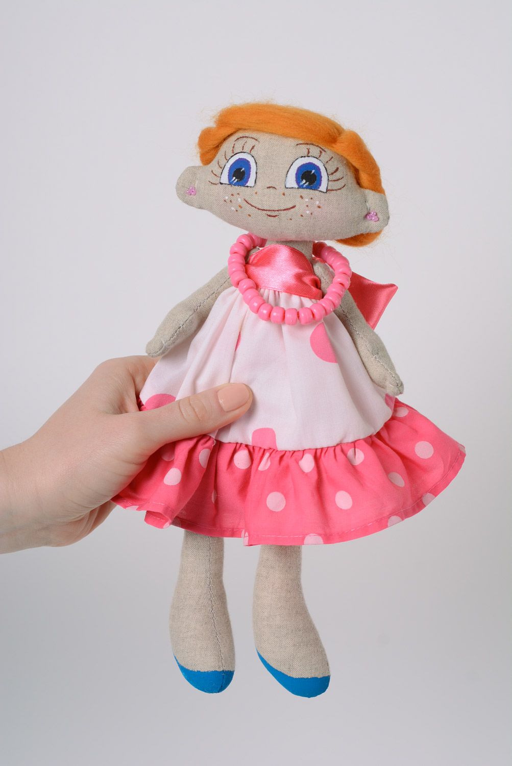 Muñeca artesanal pelirroja de telas naturales con vestido  foto 1