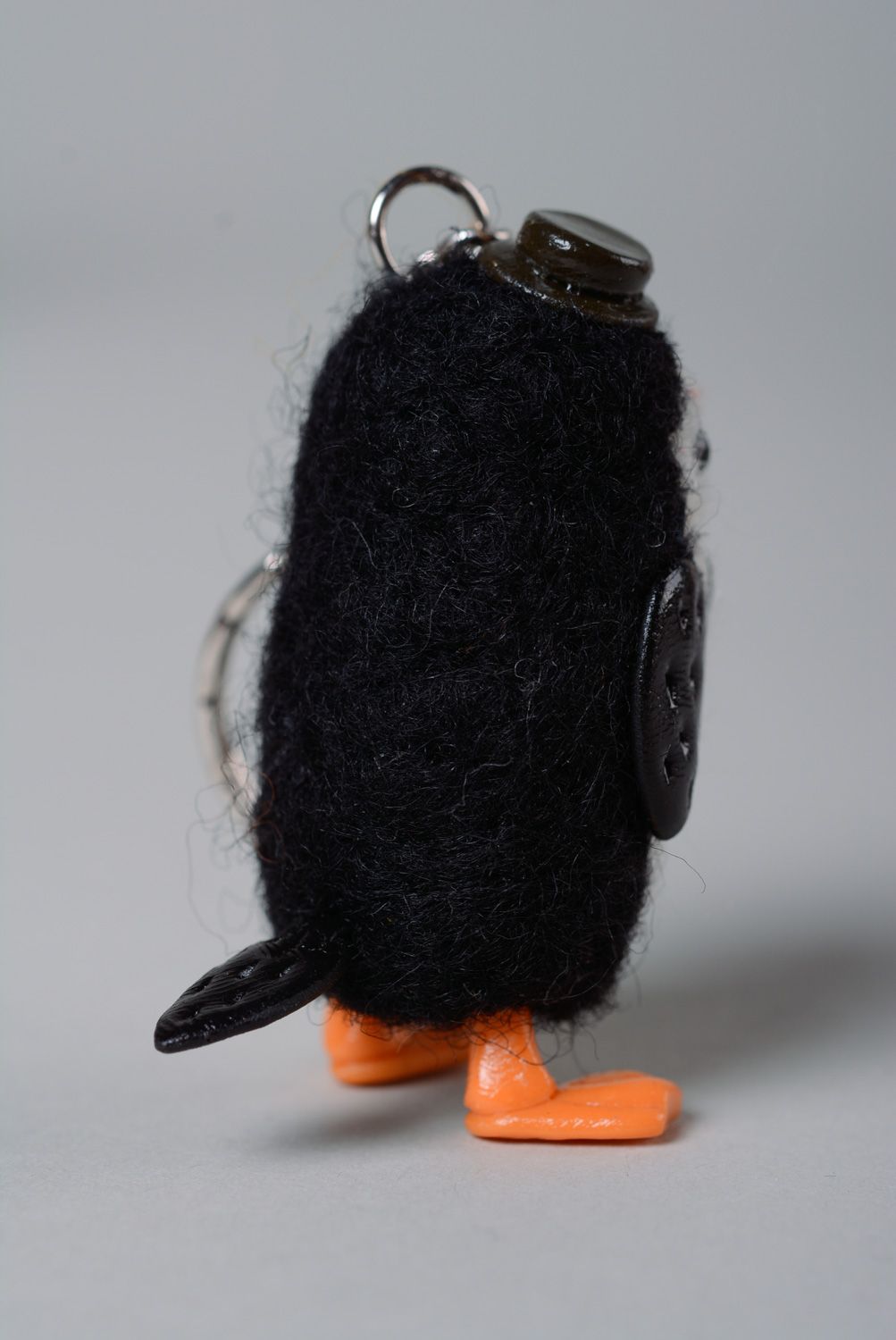 Kuscheltier Schlüsselanhänger aus Wolle und Polymerton Pinguin foto 3