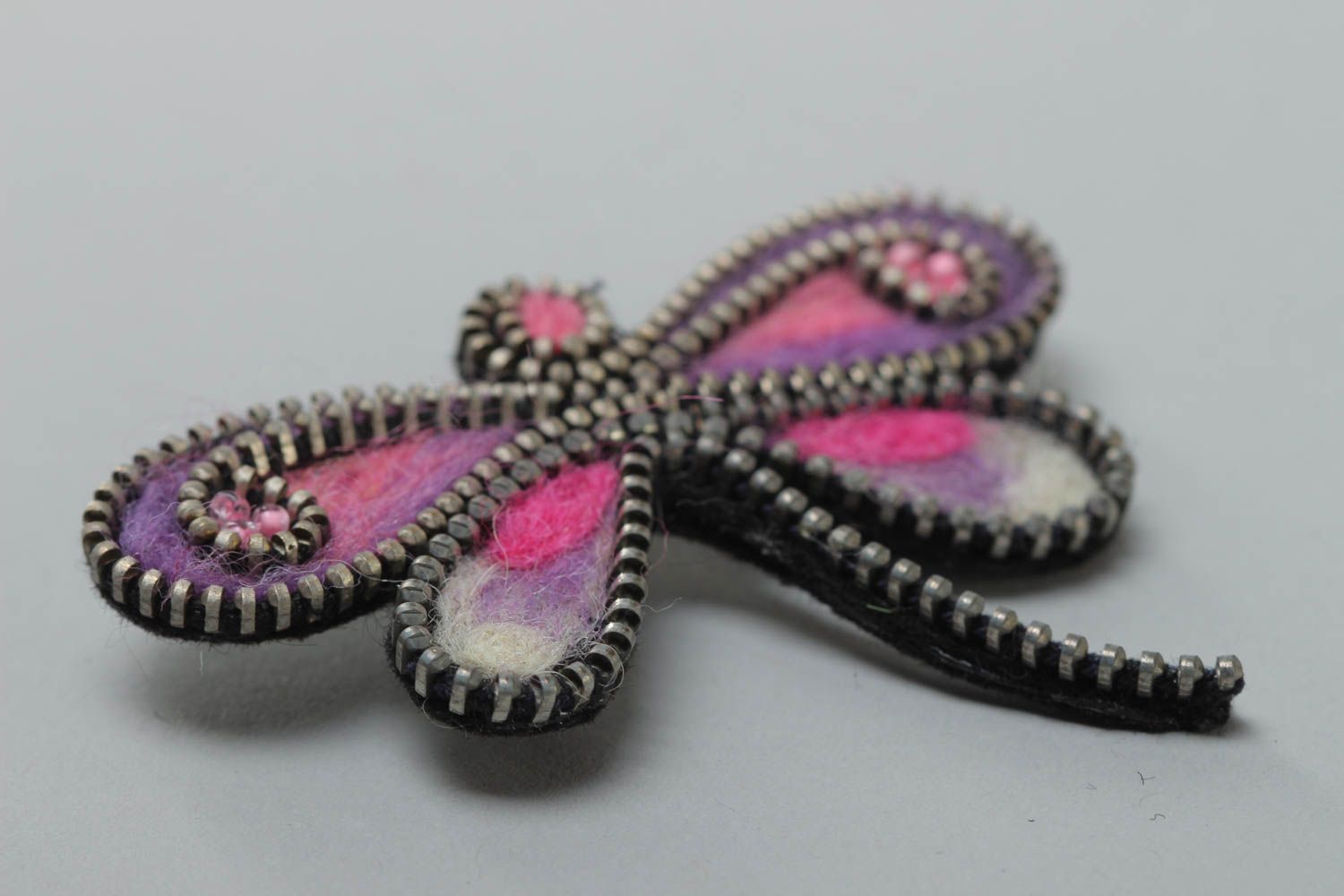 Handgemachte Brosche aus Reißverschluss mit Elementen aus Wolle in Filzen Technik Libelle foto 3