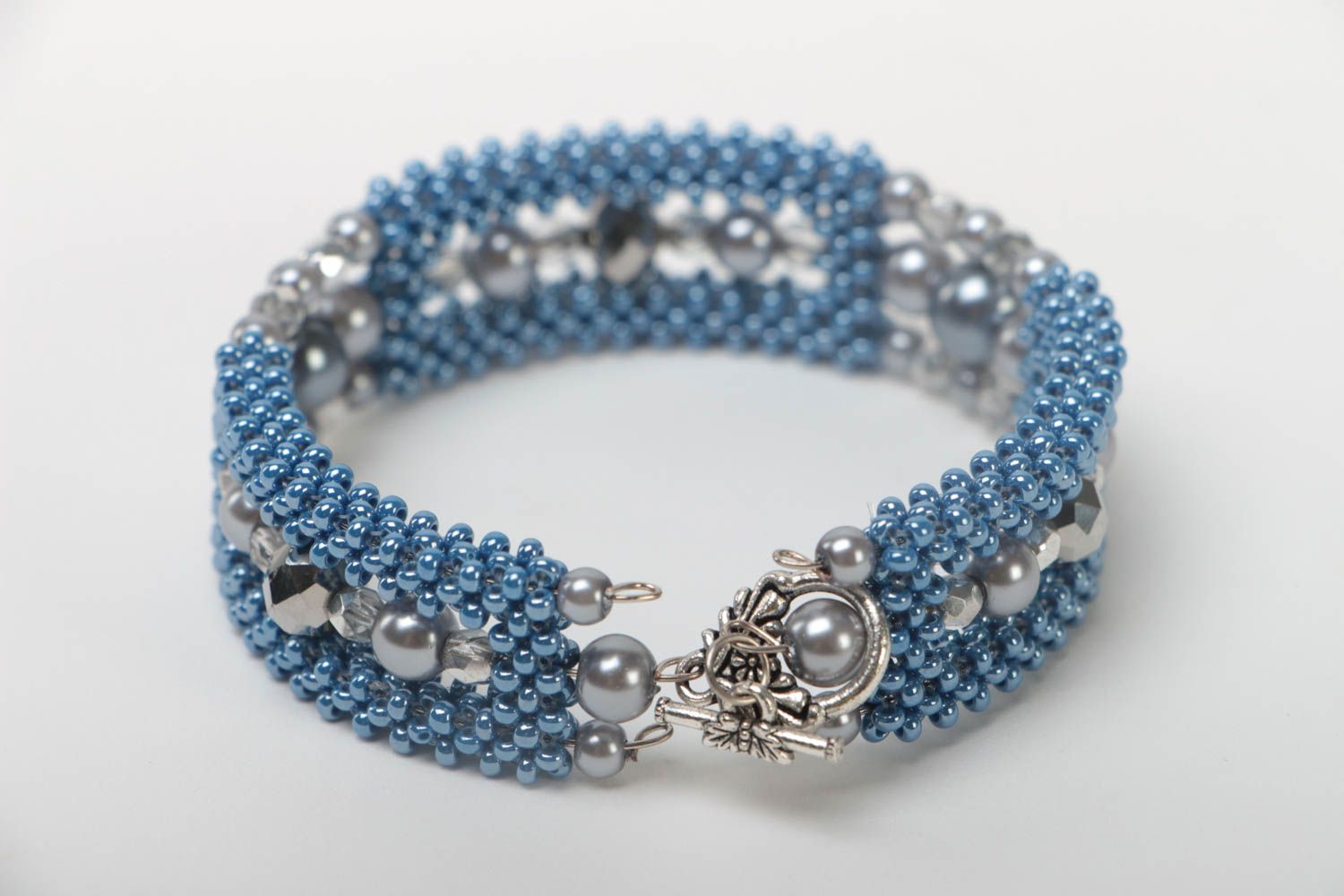 Hellblaues feines elegantes handgemachtes Armband aus Glasperlen und Metall foto 3