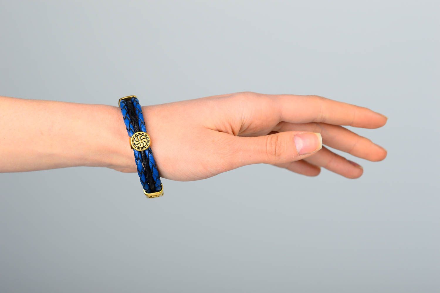 Кожаный браслет хенд мейд черный с синим браслет на руку необычный подарок фото 2