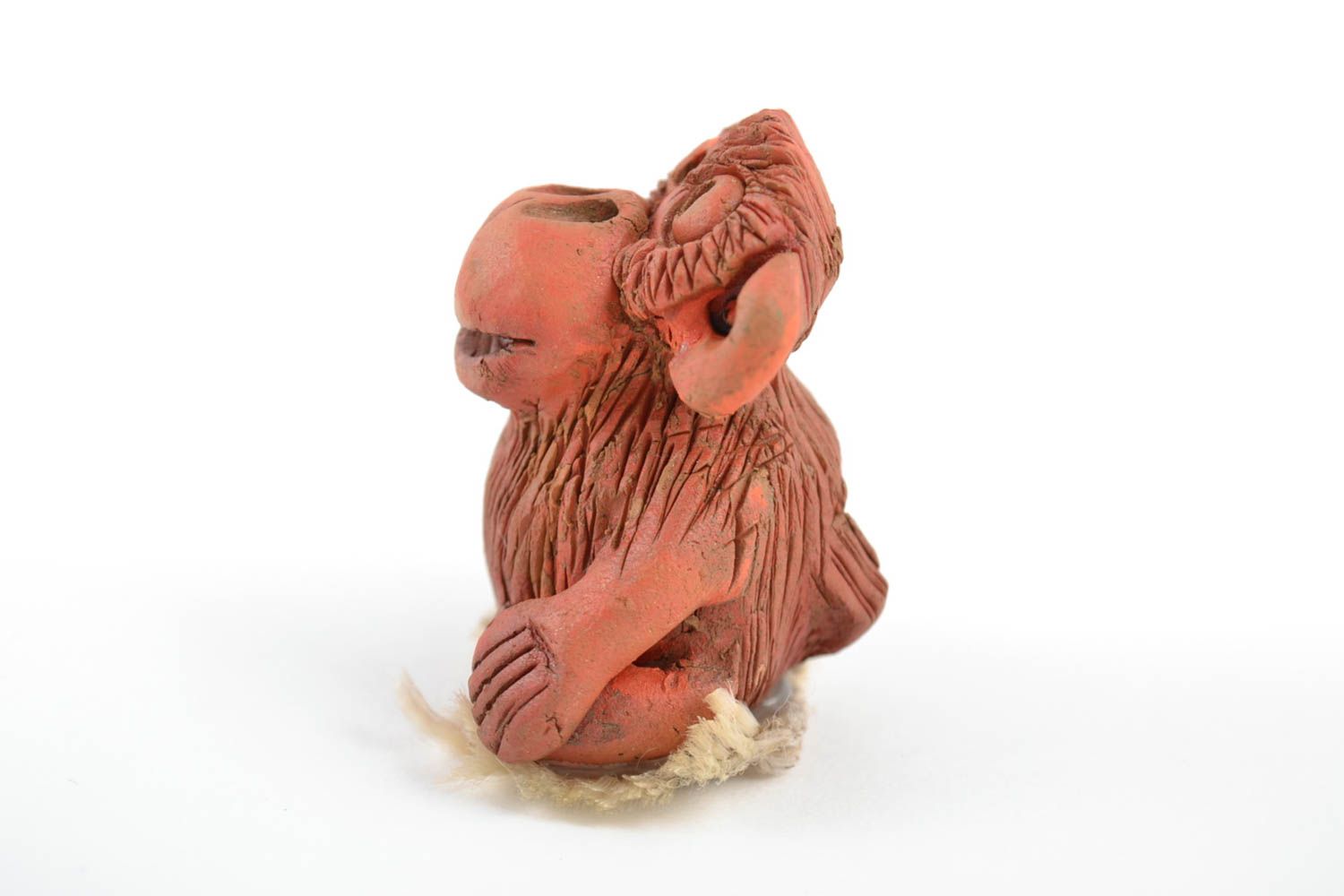 Braune schöne handgemachte keramische Statuette Affe aus Ton für Interieur foto 5