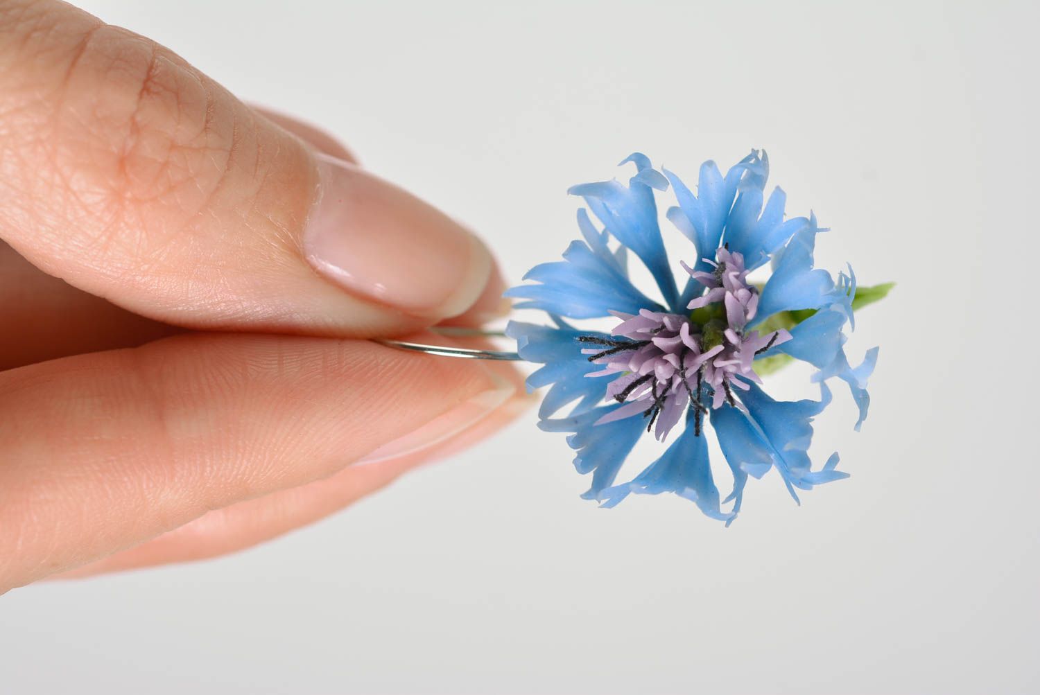 Handgemachte Ohrringe mit Blumen aus Polymerton mit Metallfurnitur Kornblumen foto 2