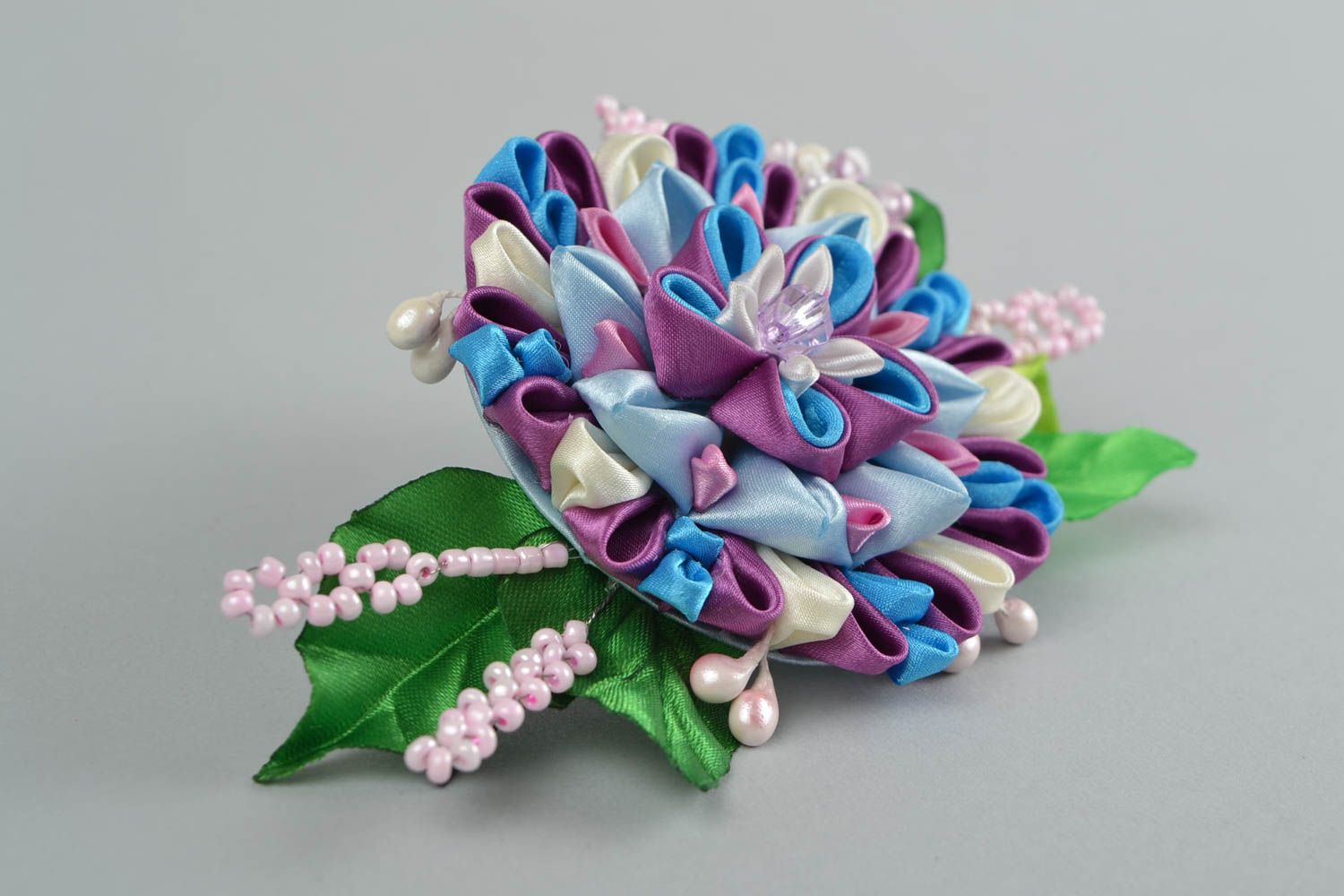 Красочная авторская заколка для волос из атласных лент с цветком ручной работы фото 3