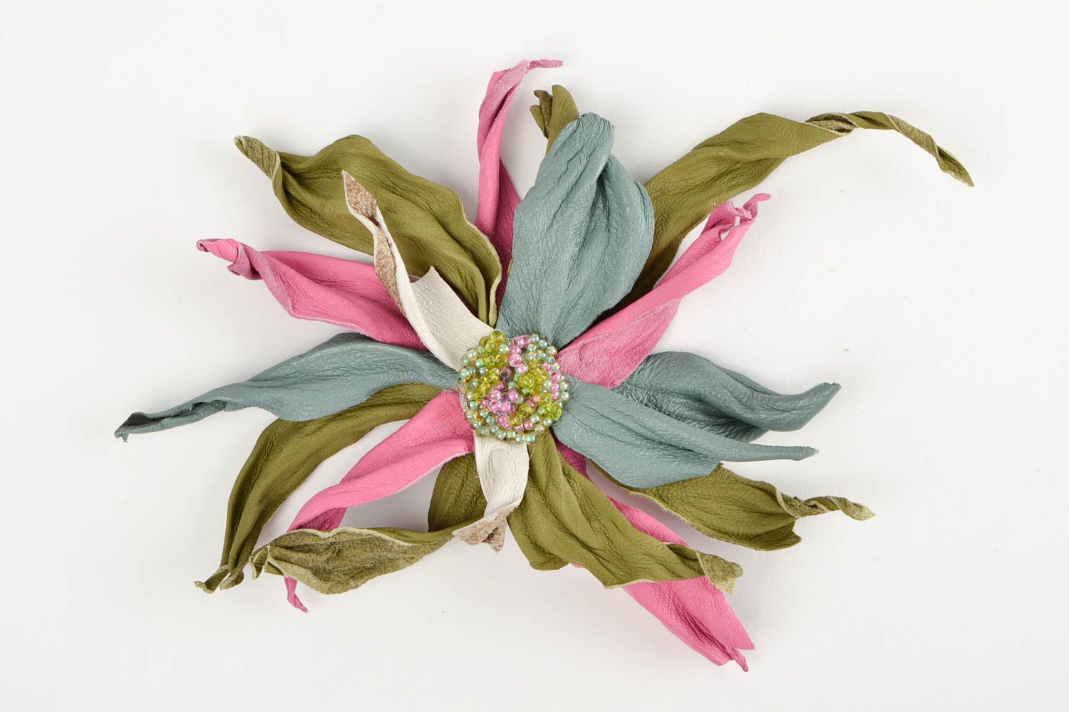 Broche fleur Bijou fantaisie fait main en cuir design sympa Accessoire femme photo 3