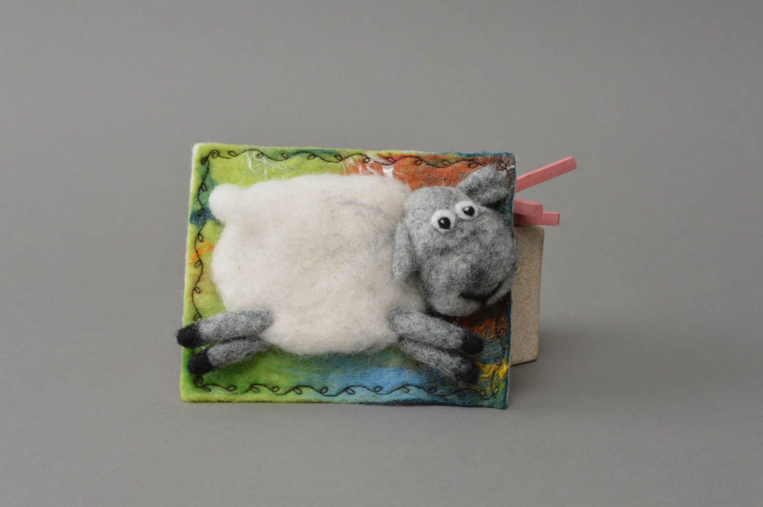 Kühlschrank Magnet Schaf aus Wolle gefilzt schön handgemacht in Weiß Grau foto 1