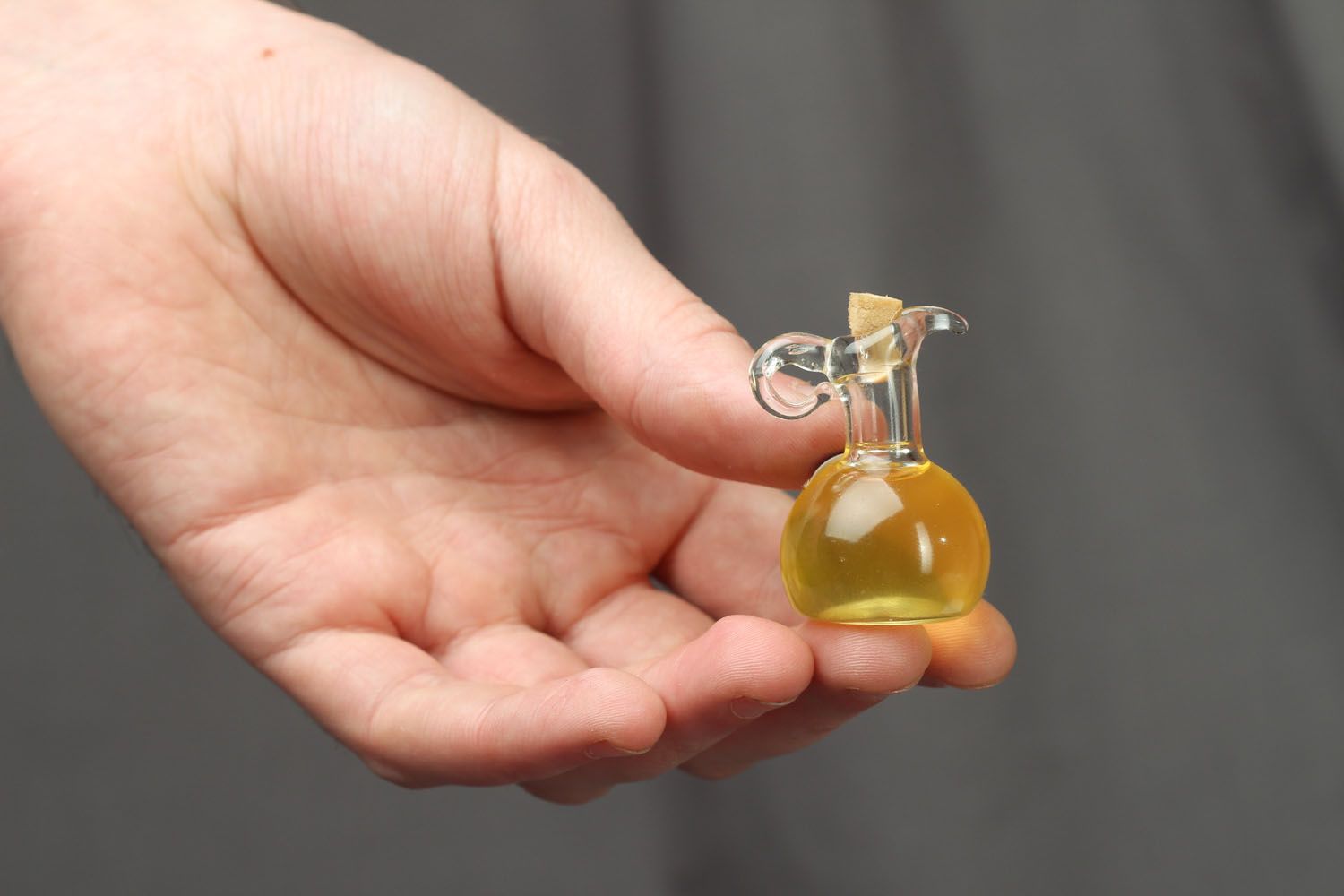 Perfume de óleo num frasco pequeno foto 2