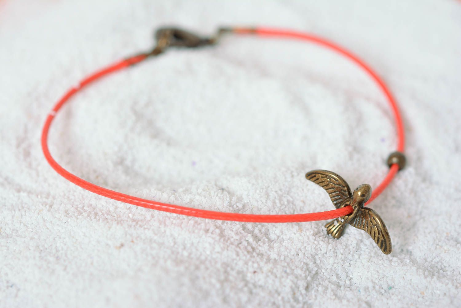 Bracelet cordon ciré rouge Bijou fait main avec oiseau Cadeau pour femme photo 1