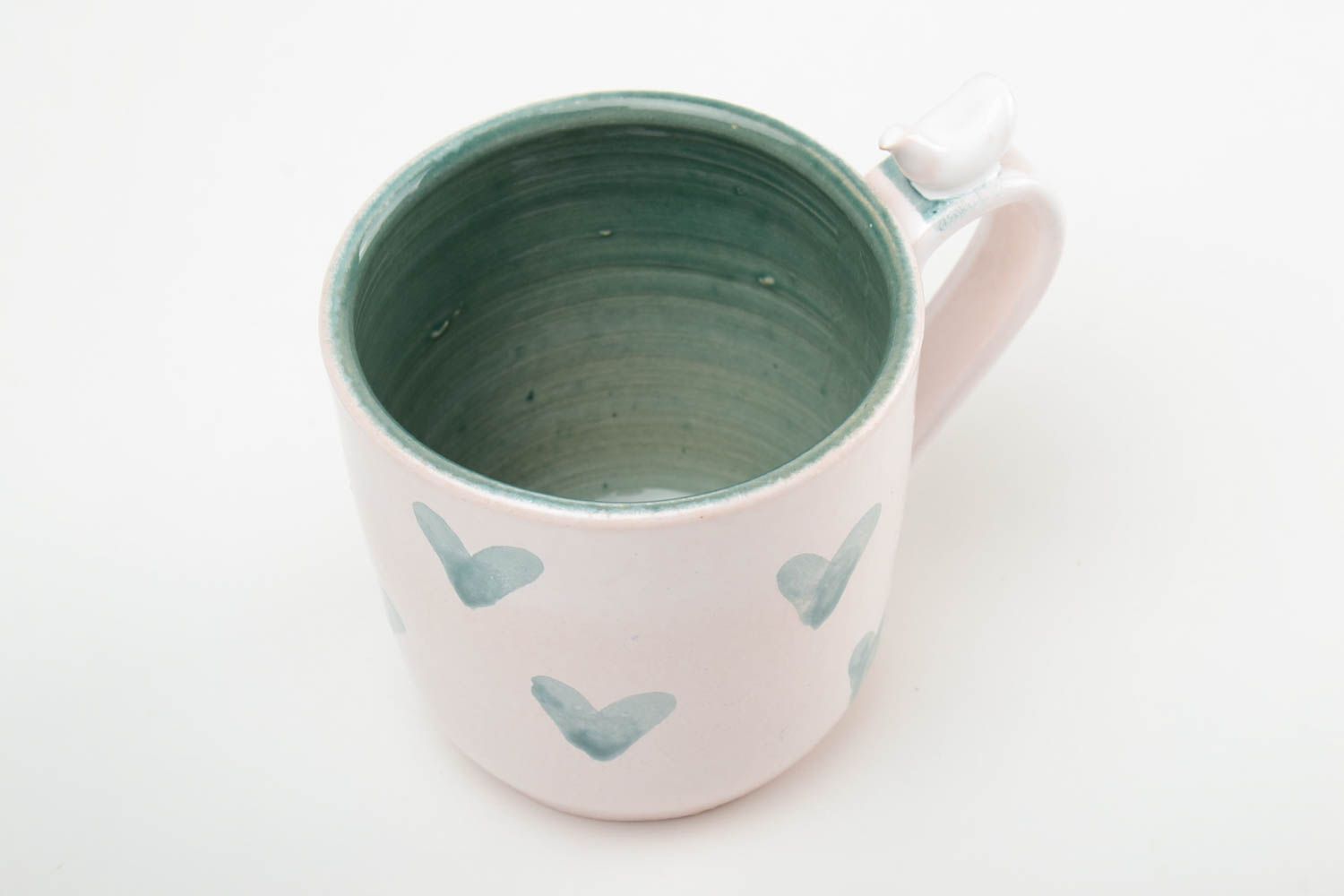 Originelle weiß grüne Tasse aus Ton mit Bemalung glasiert handmade mit Vogel auf dem Griff 350 ml
 foto 2