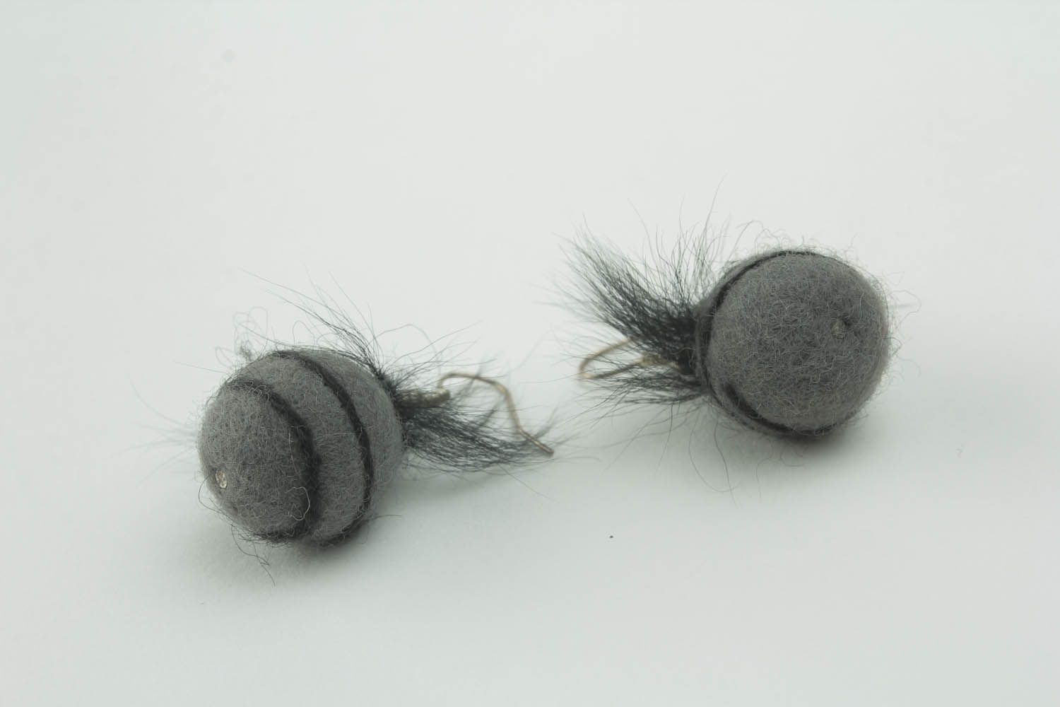 Boucles d'oreilles en laine faites main photo 4