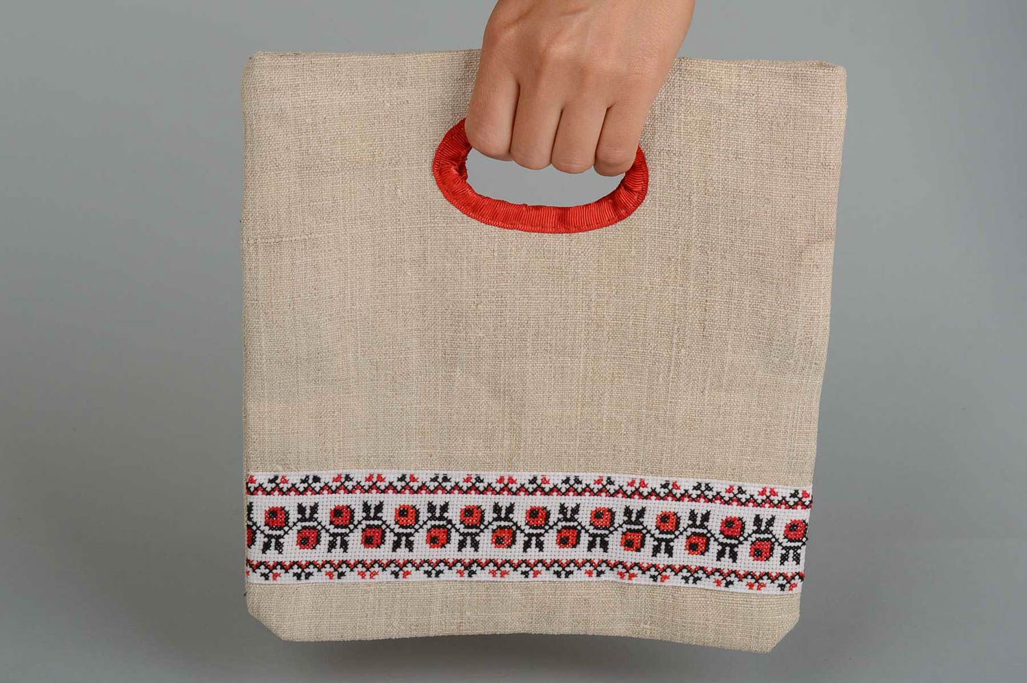 Сумка ручной работы вышитая сумка крестиком текстильная сумка с красным узором фото 5