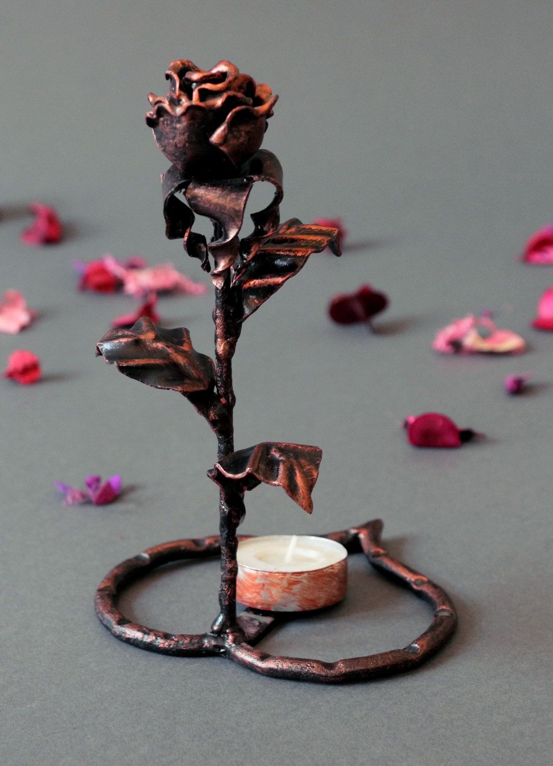 Geschmiedeter Kerzenhalter aus Metall Rose mit Herzen foto 1