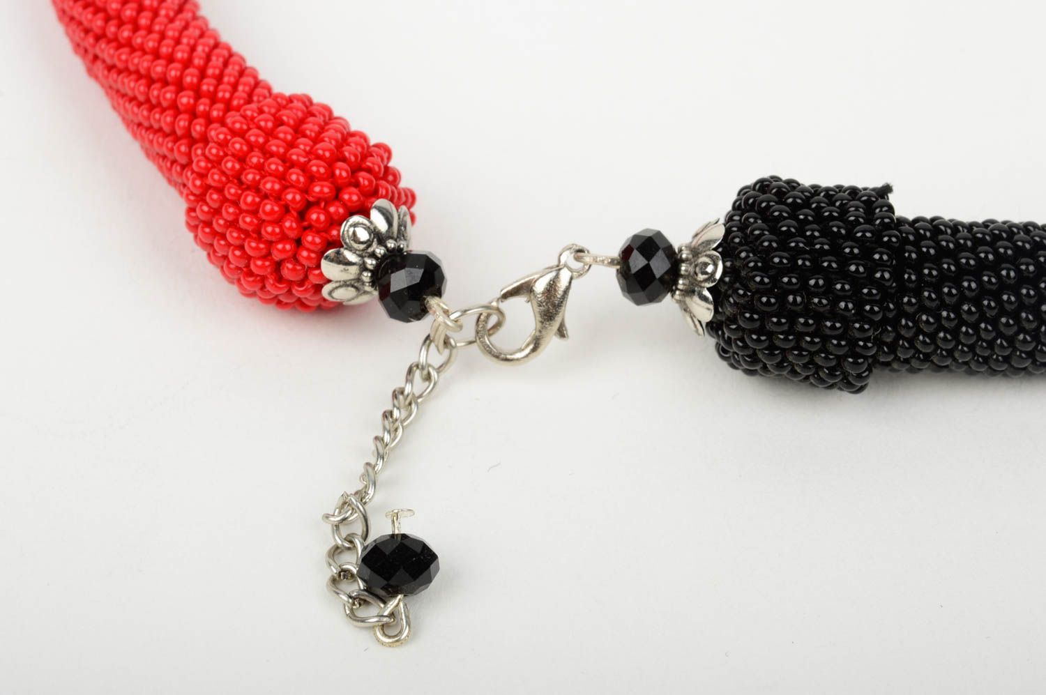 Collier en perles de rocaille Bijou fait main noir-rouge Cadeau pour femme photo 4