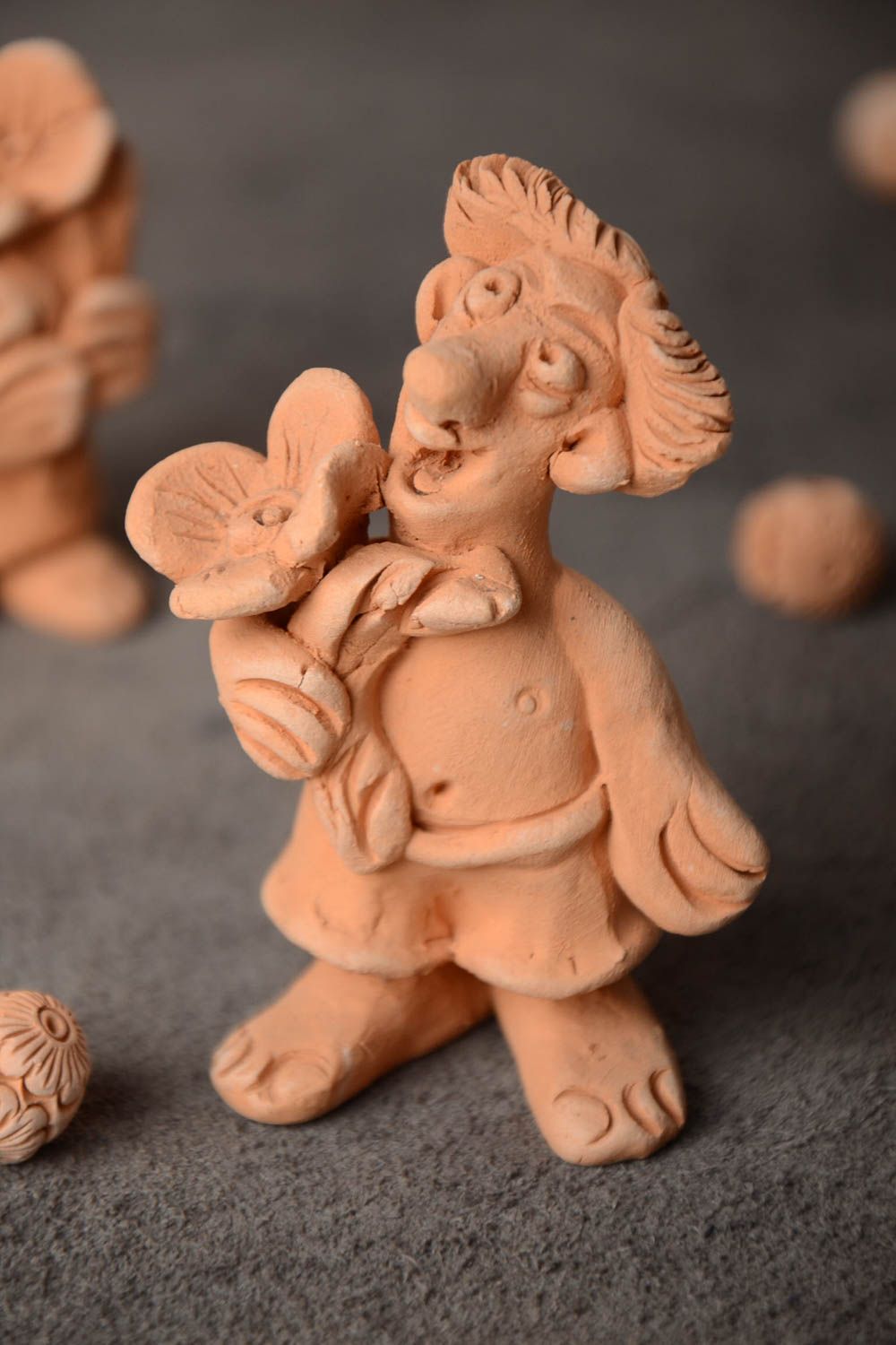 Figurine en terre cuite faite main beige petite décorative Homme avec fleur photo 1