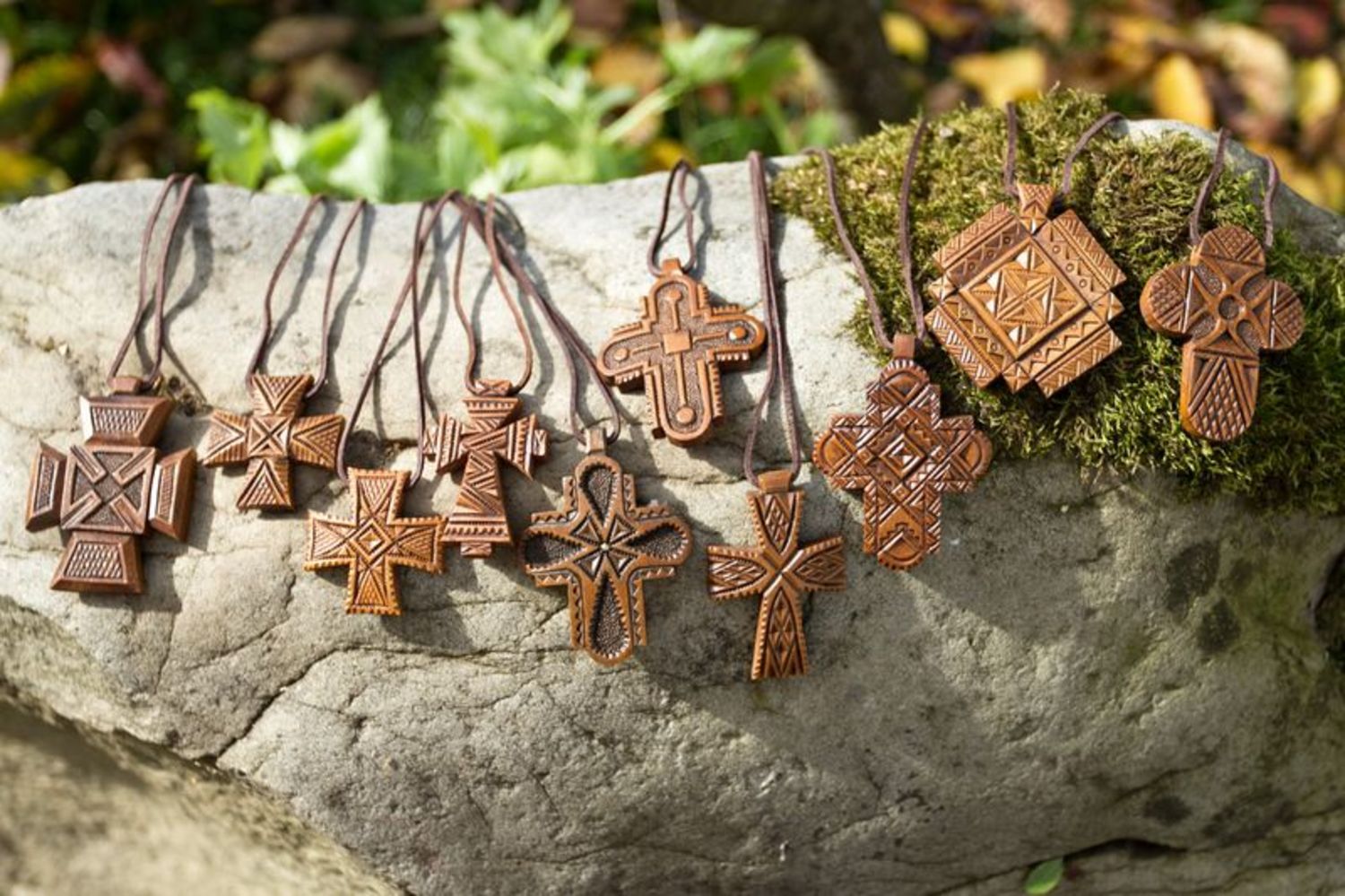 Croce di legno da collo fatta a mano croce intagliata in legno croce con laccio
 foto 3
