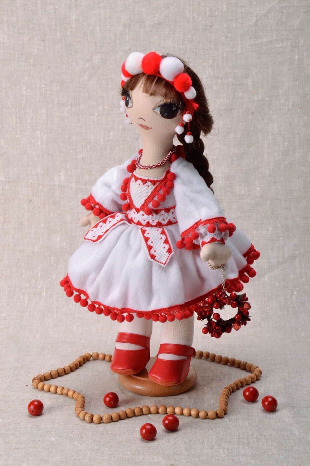 Muñeca con soporte con vestido blanco y rojo foto 5