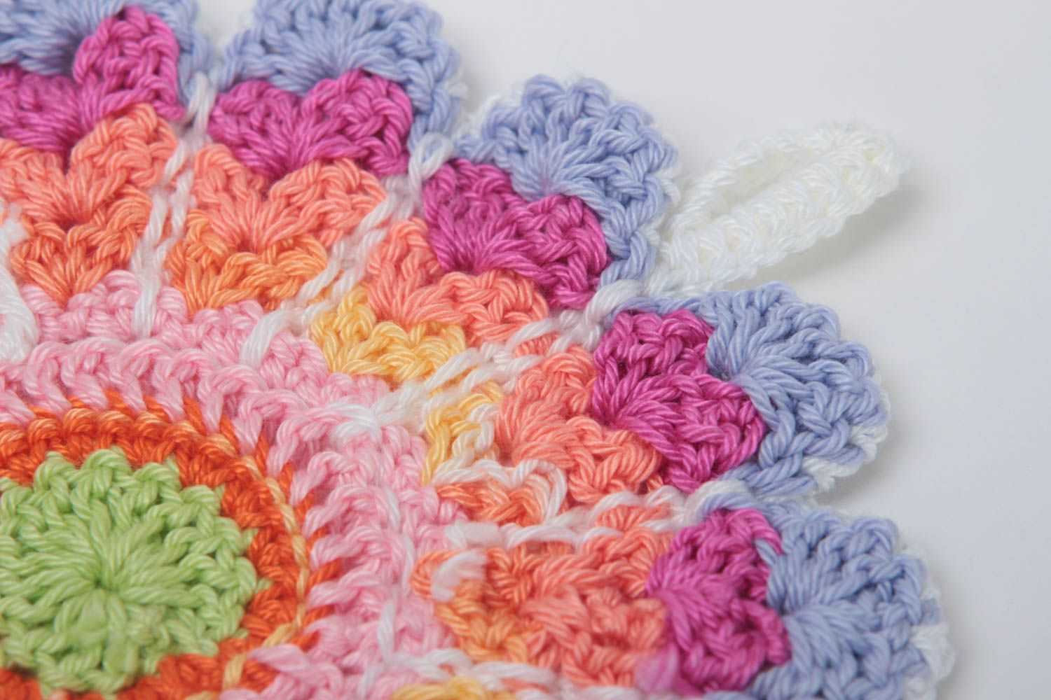 Presina a maglia fatta a mano prodotto all'uncinetto a forma di fiore vivace foto 4