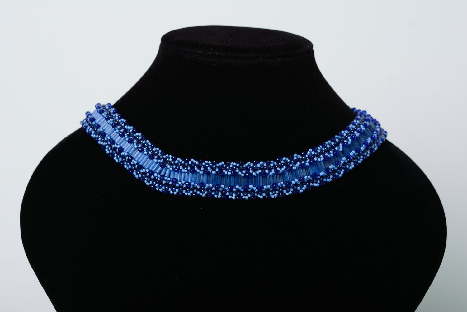 Комплект украшений из бисера браслет и колье ручной работы для женщин синие красивые фото 2