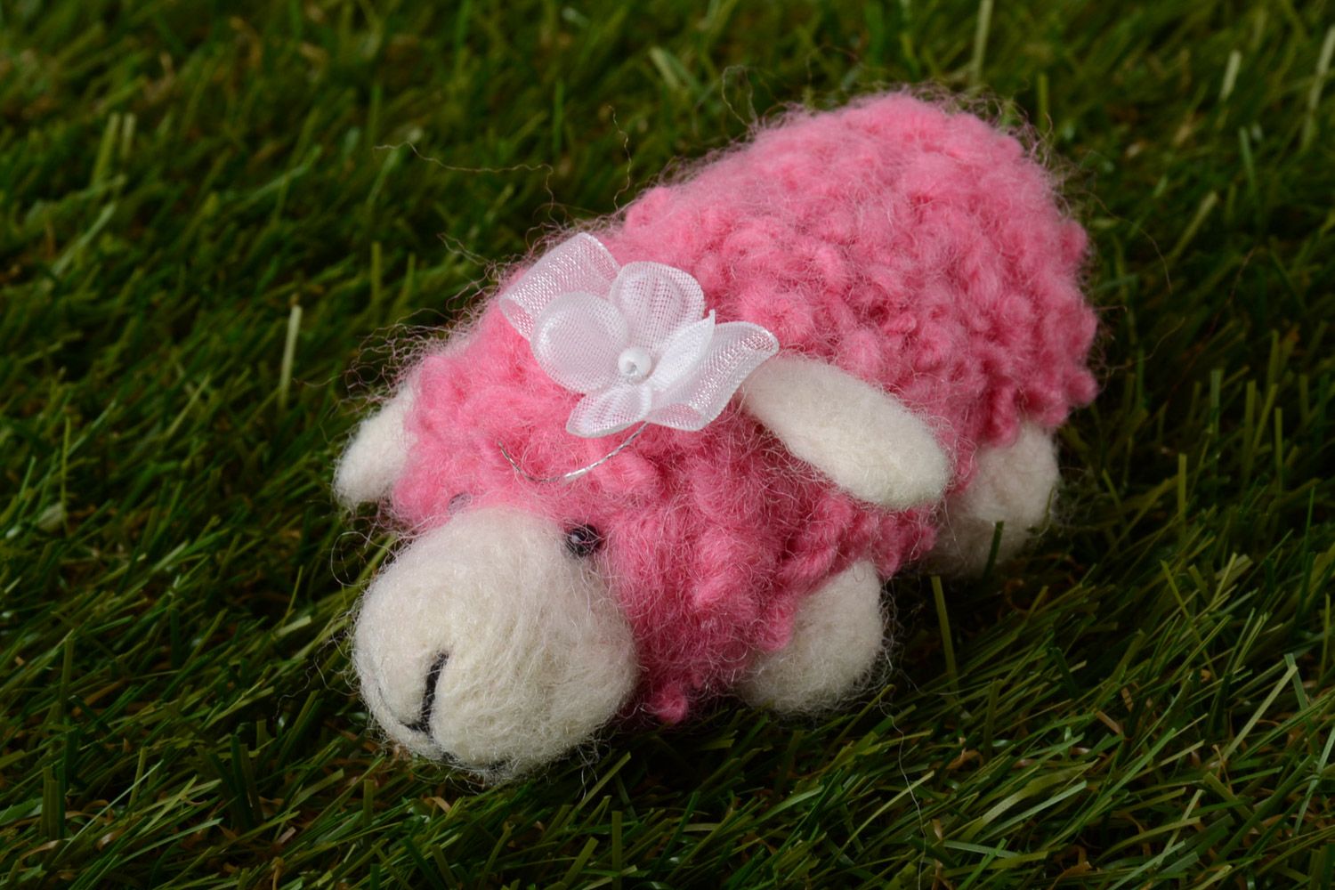 Jouet mou en laine feutrée à sec miniature rose et blanc fait main Brebis photo 1
