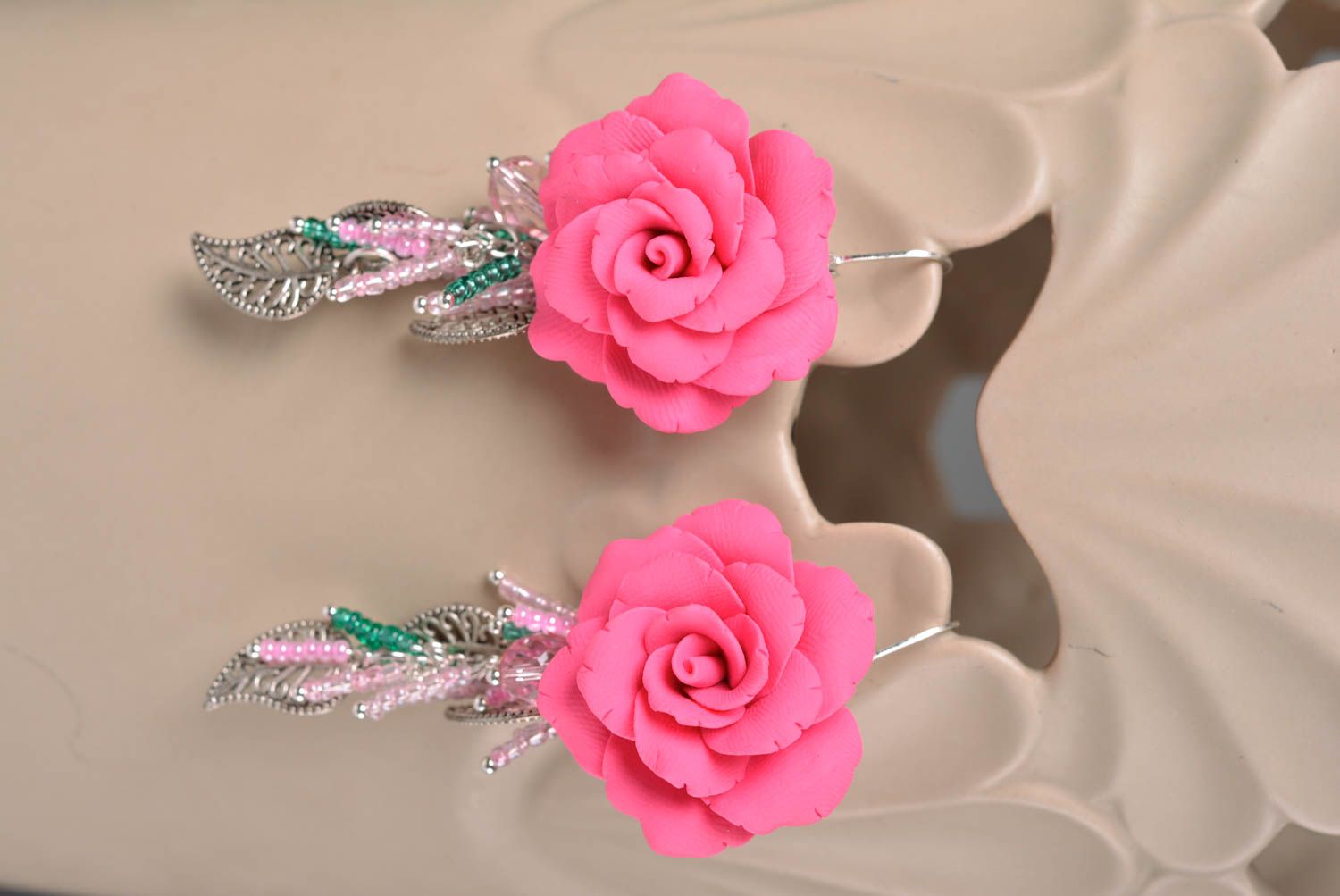 Handgemachte Blumen Ohrringe aus Polymerton und Glasperlen in Form der Rosen foto 1