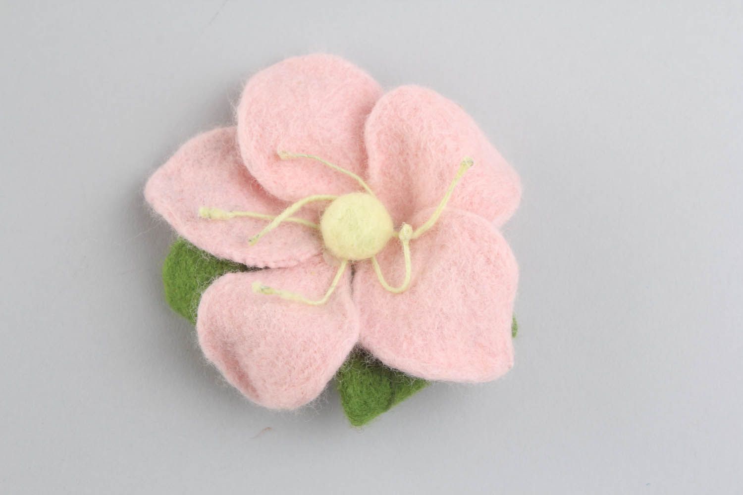 Broche-flor original de lã em técnica de feltragem acessório feminino feito à mão   foto 5