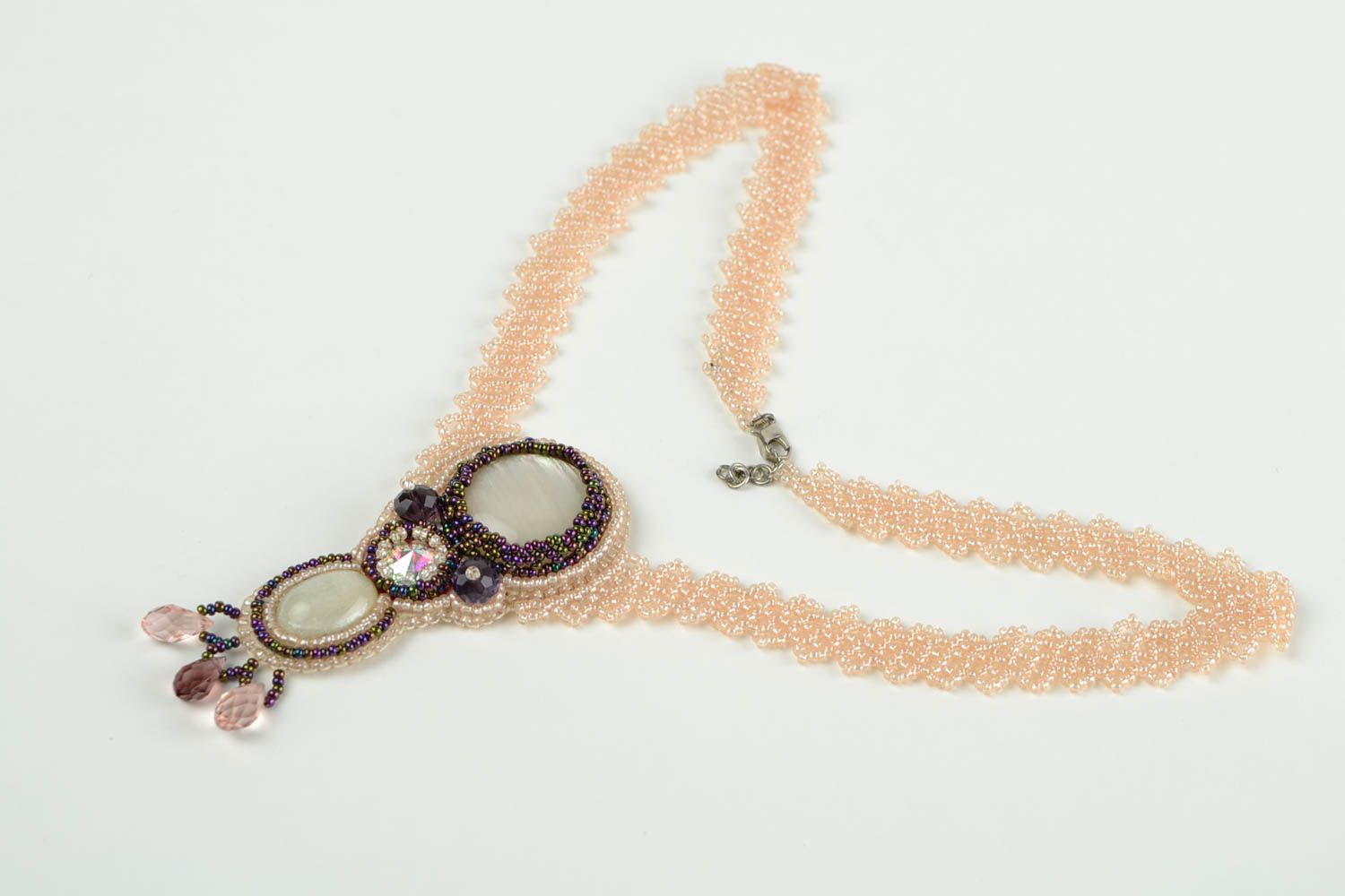 Кулон ручной работы бисерное украшение на шею модная бижутерия розовая подвеска фото 4