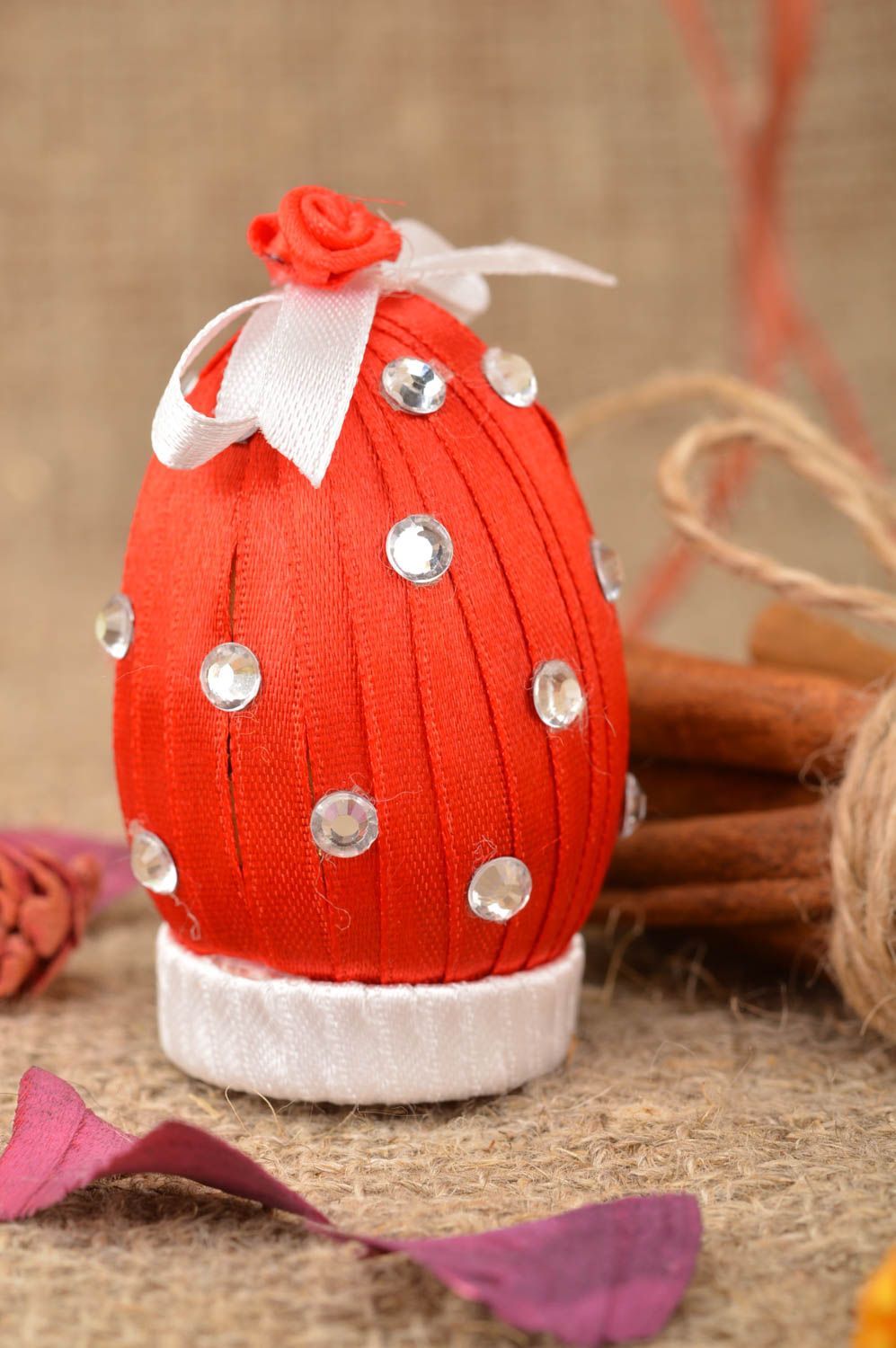 Красное пасхальное яйцо из лент ручной работы со стразами красивое для дома фото 1