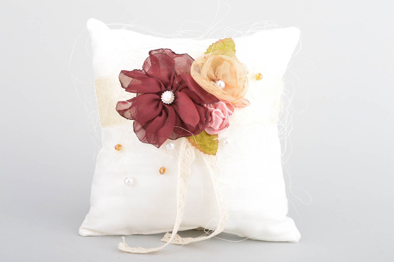 Schönes weißes Ringkissen mit Blumen aus Baumwolle handmade für Hochzeit foto 2