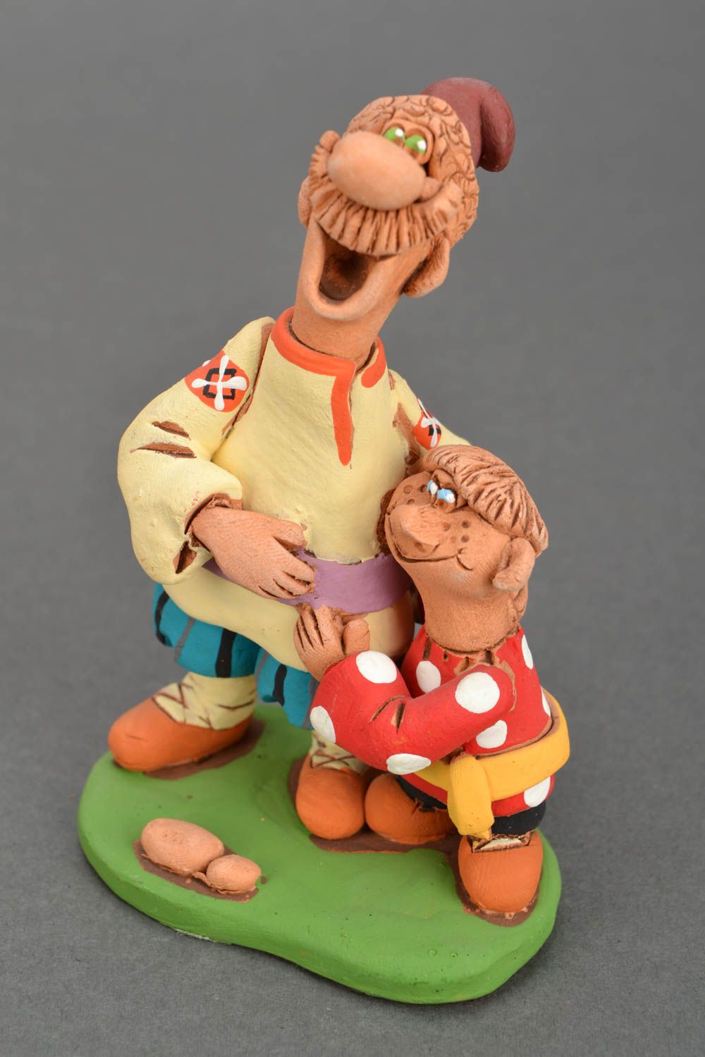 Lustige Figurine aus Ton Kosak mit dem Kind foto 3