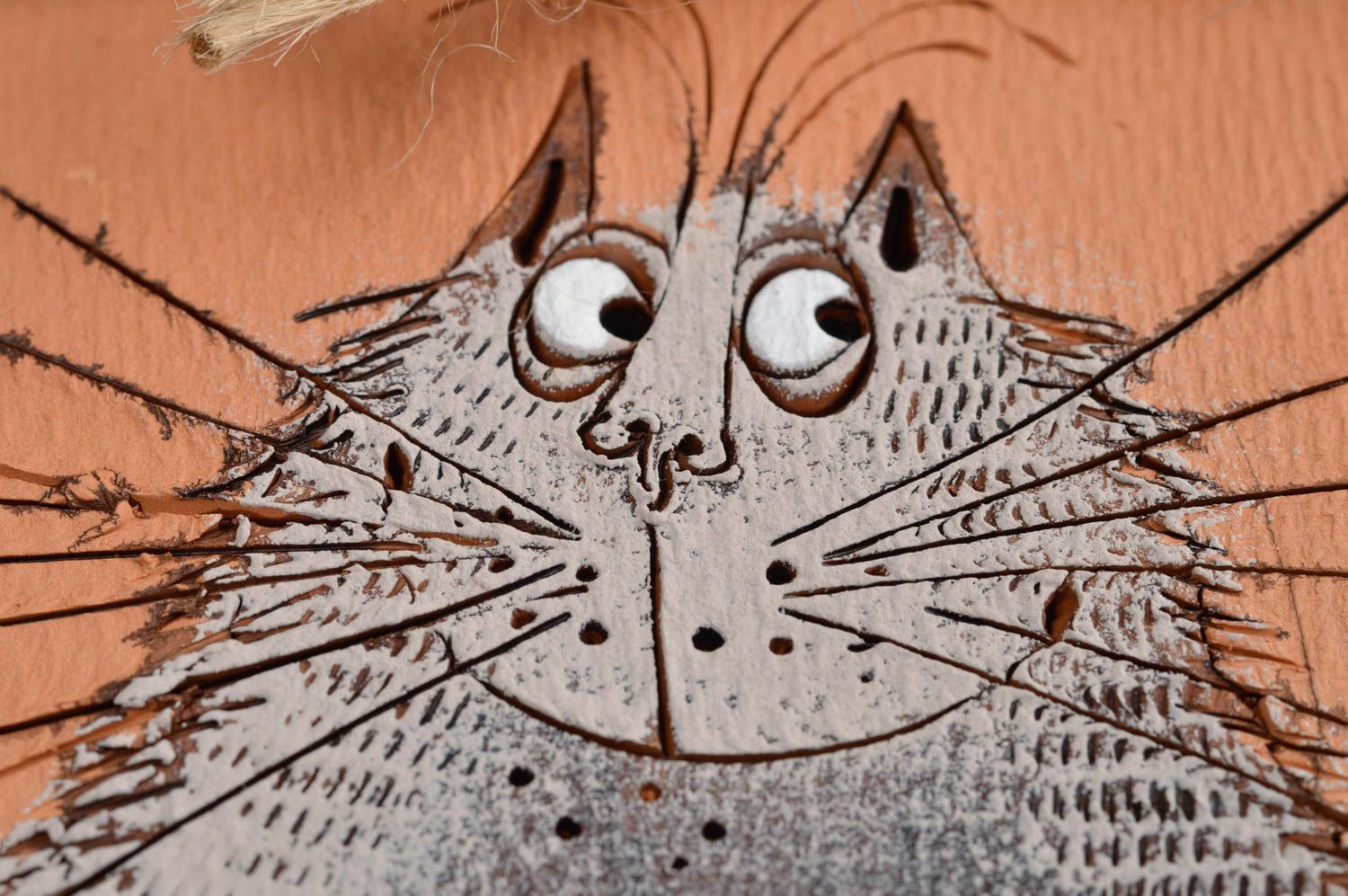 Керамическое панно на стену ручной работы с изображением кота декор для дома фото 4