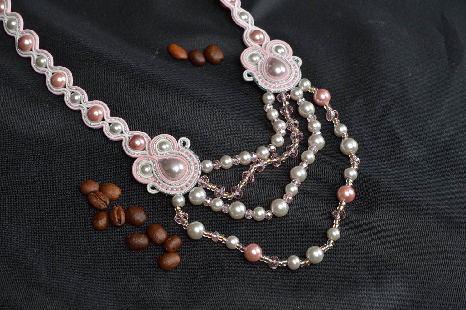 Collier en soutache fait main blanc avec perles artificielles et cristal photo 1