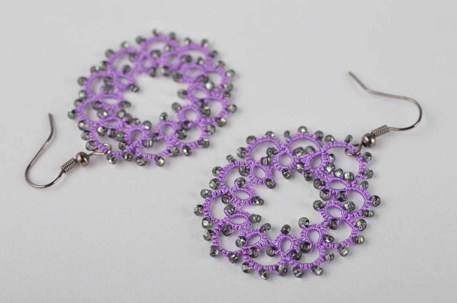 Handmade runde Ohrringe ausgefallener Ohrschmuck Occhi Schmuck violett ajour  foto 3