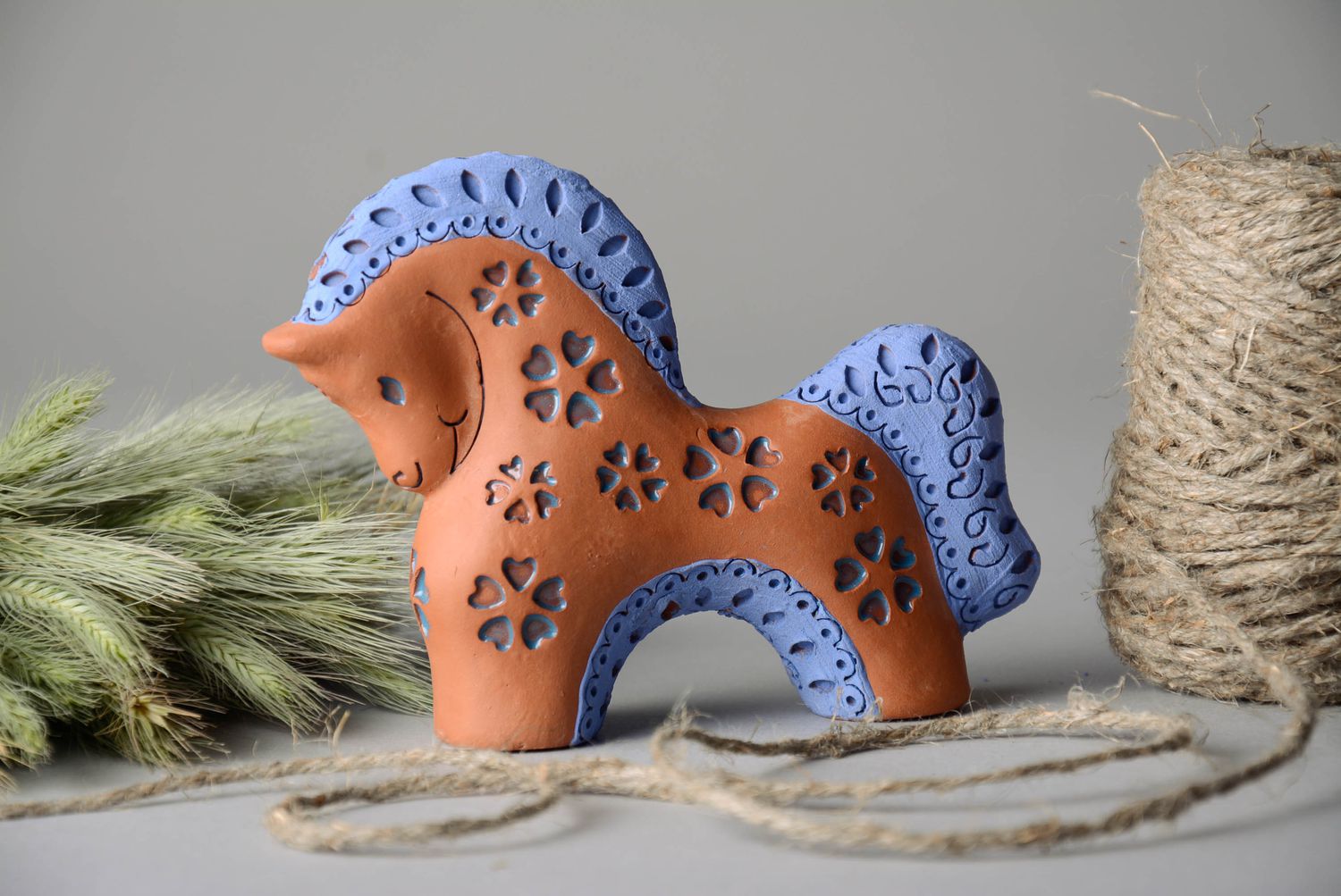 Глиняная лошадка с голубыми сердечками фото 5
