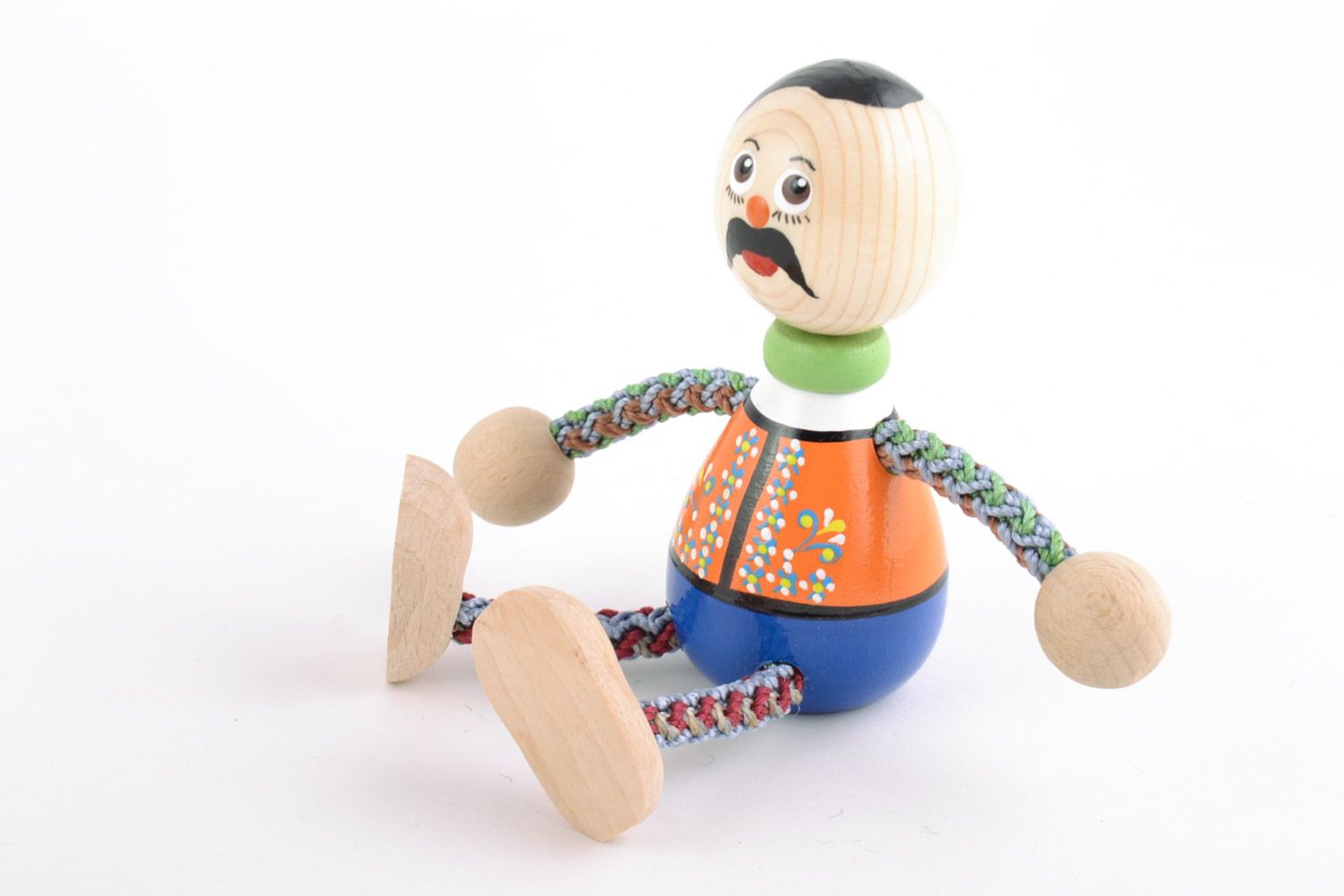 Bemaltes handmade Spielzeug aus Holz für Kinder Kosak im Ethno Stil foto 5
