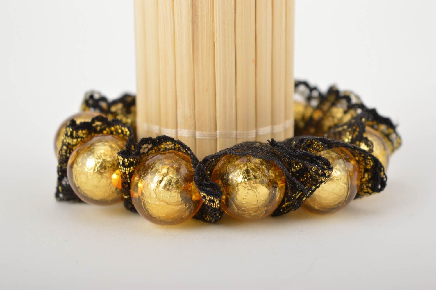 Bracelet fantaisie noir d'or Bijou fait main perles dentelle Accessoire femme photo 4
