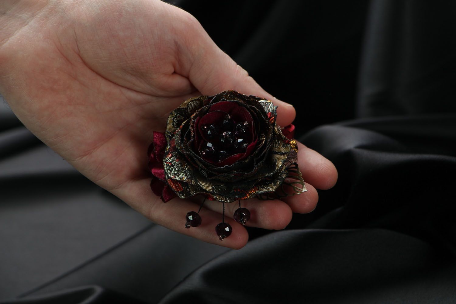 Broche-flor artesanal têxtil em forma da rosa  foto 4