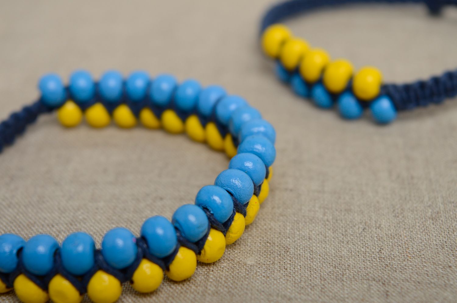 Bracelet technique macramé en perles de bois et lacet ciré fait main bleu-jaune photo 5