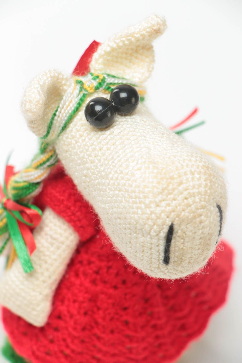 Doudou cheval tricoté au crochet en fils acryliques fait main en robe rouge photo 3