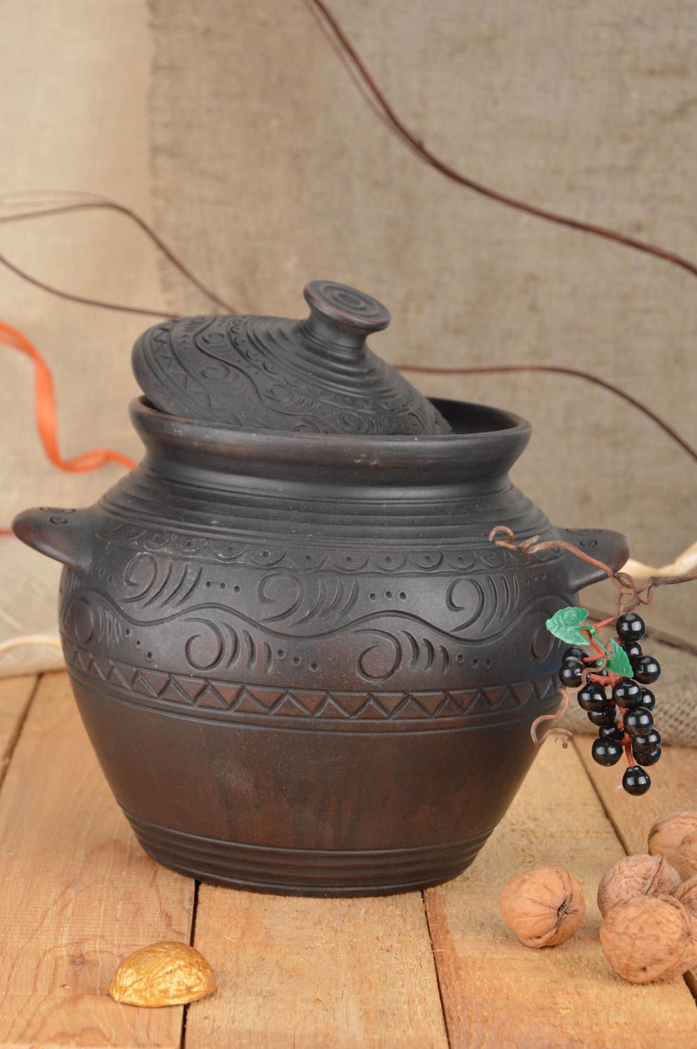 Тёмный глиняный горшок с крышкой объемом в 4 л с орнаментом для готовки и декора фото 1