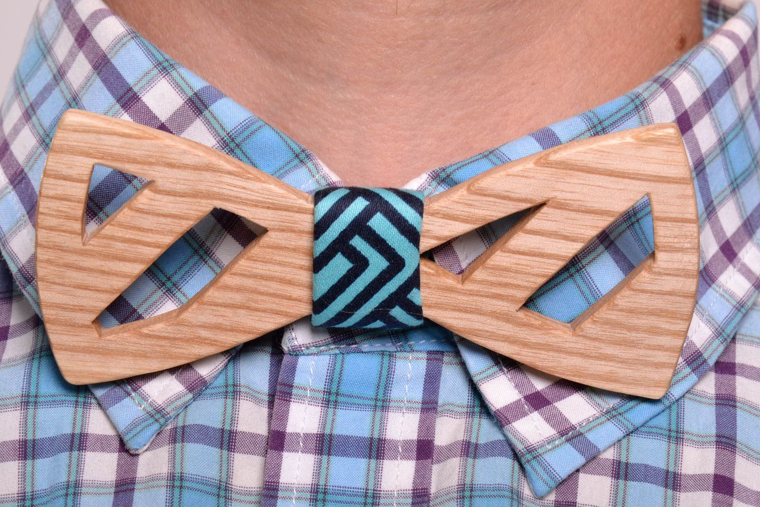 Conjunto de acessórios gravata borboleta de madeira e lenço azul foto 5