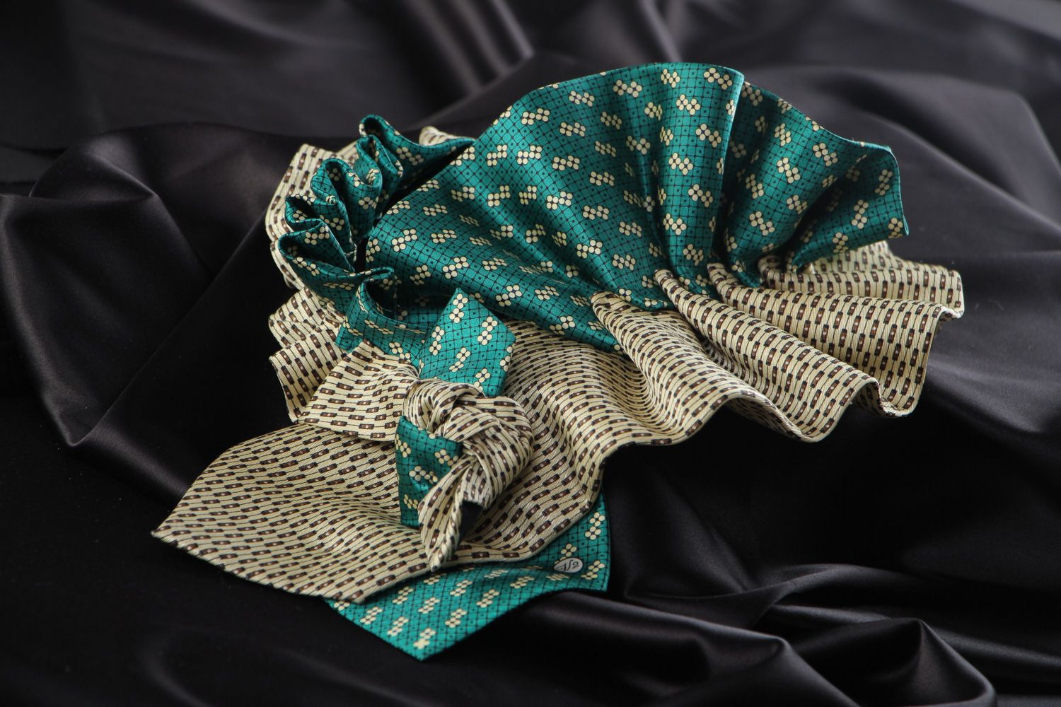Collier jabot de cravates en soie et satin élégant fait main pour femme photo 1